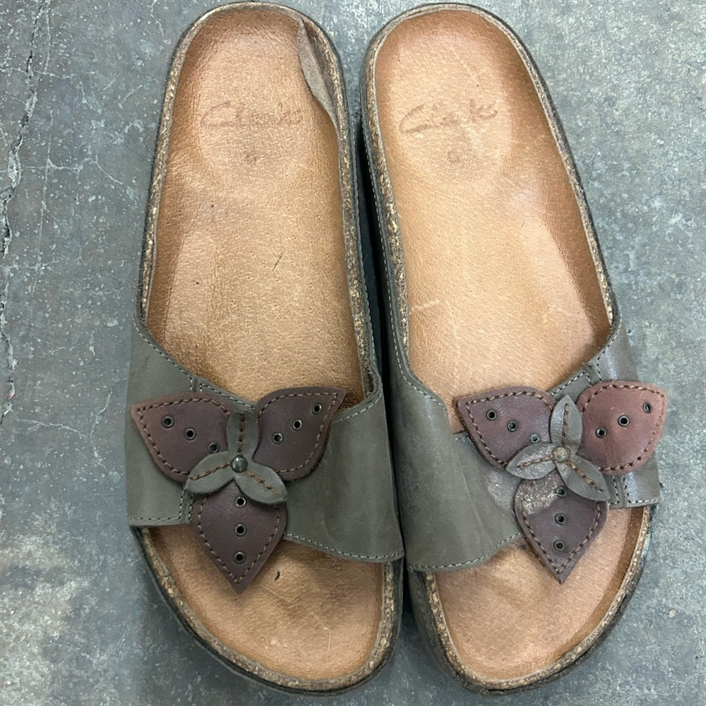 Clarks Women's Brown Slide Sandals flower detail